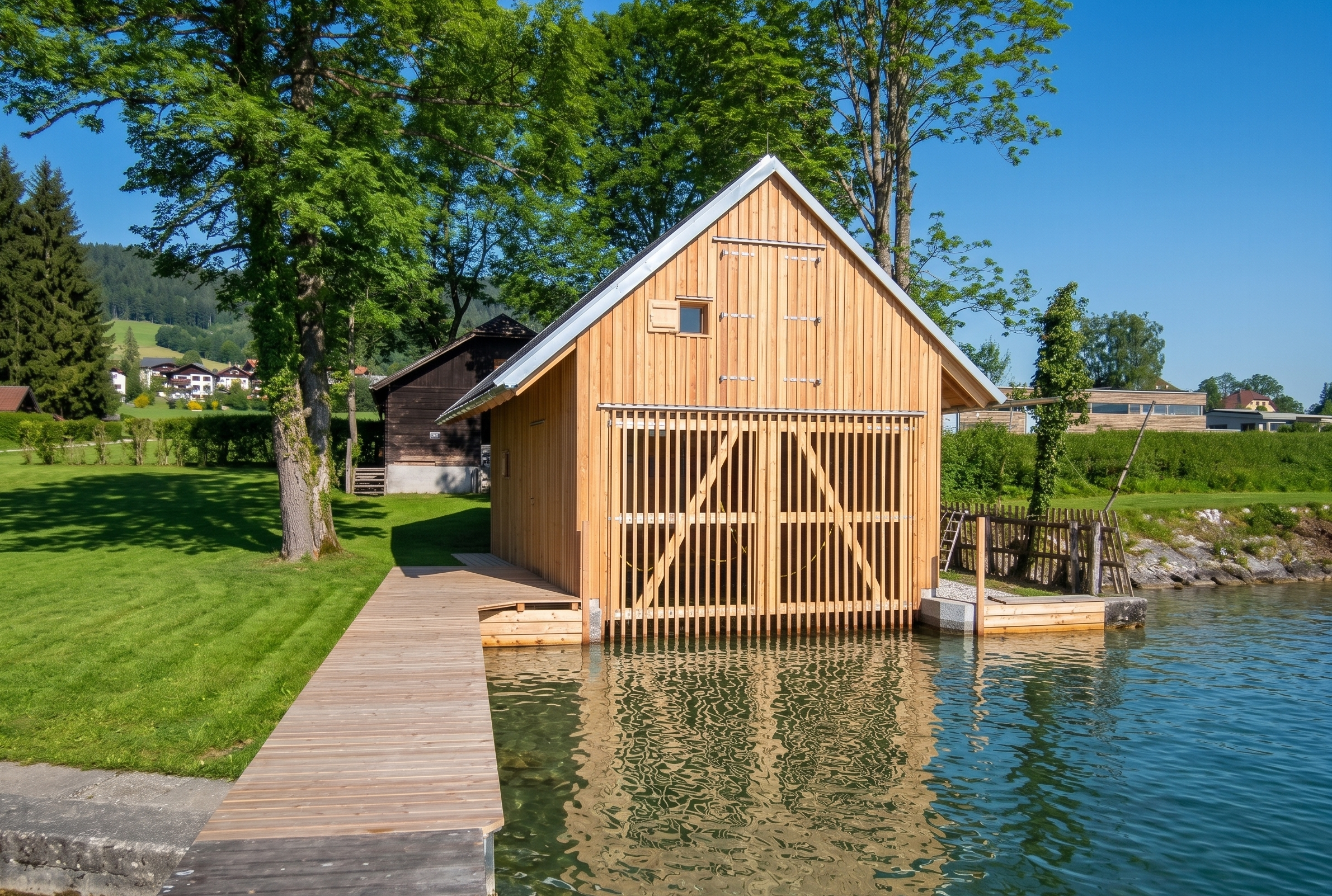 Bootshaus aus Holz am See